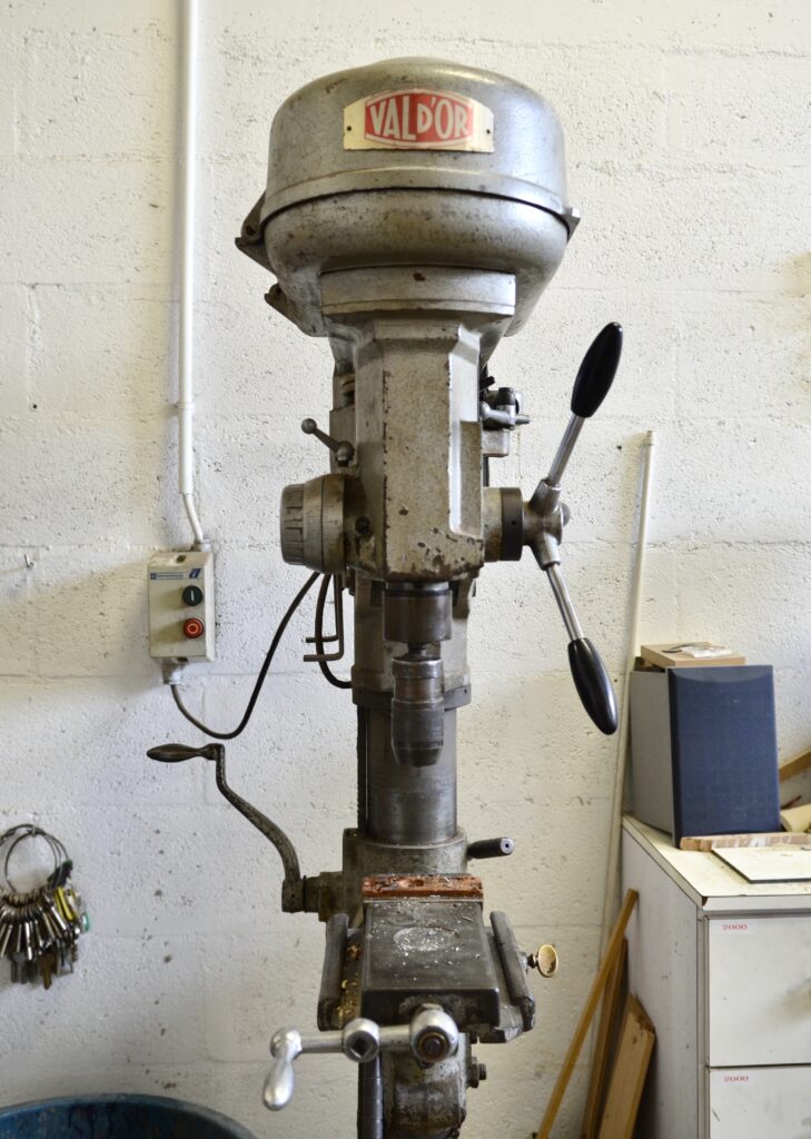 Photo d'une machine dans l'atelier de serrurerie à l'hôpital de Nanterre en 2023
