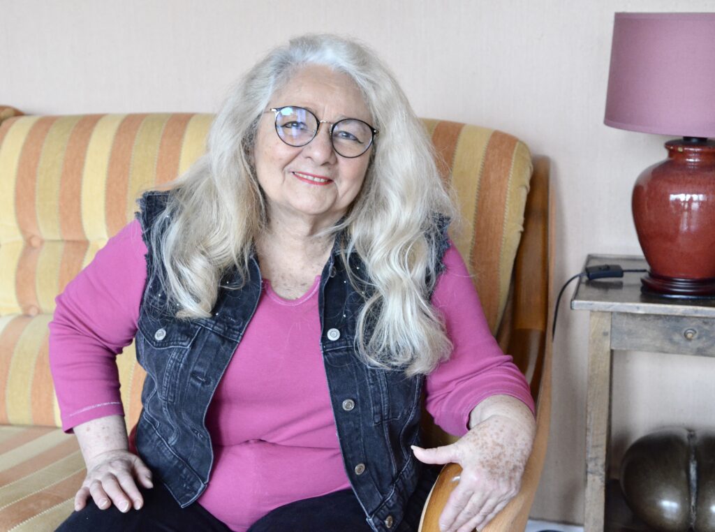Photo portrait de Marie Jo chez elle à Nanterre