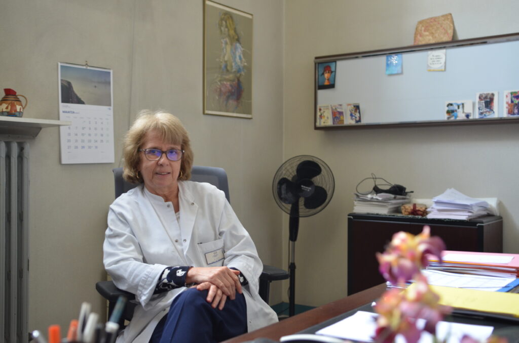Photo portrait de Martine dans son bureau à l'hôpital de Nanterre